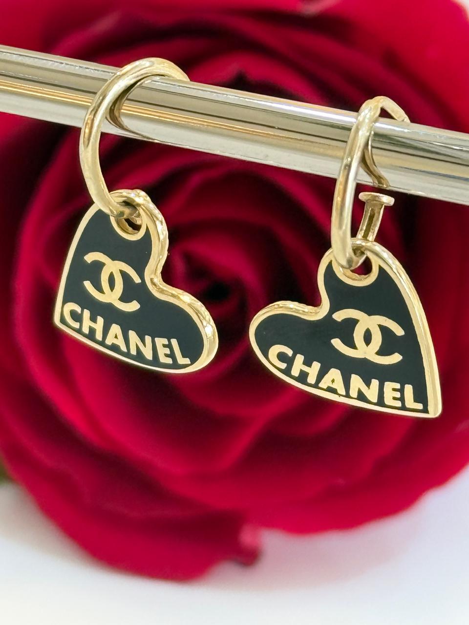 ARETES CHANELL CORAZON NEGRO COLGAR 14K 3.8G